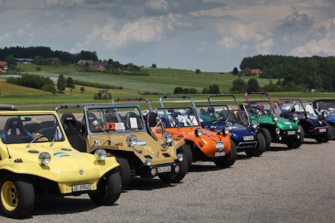 Buggies in allen Farben aufgereiht auf dem Flugplatz Bleienbach - Fantastic Plastic 2017