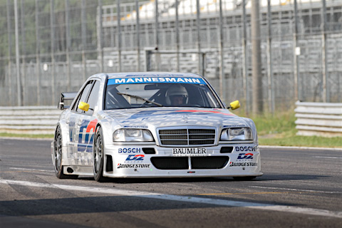 Mercedes-Benz C-Klasse auf der Start-Ziel-Gerade von Monza anlässlich der Passione Caracciola