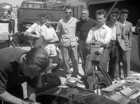 Mike Hawthorne im Jaguar D-Type auf dem Rundkurs von Le Mans im Jahr 1956 (© Duke)