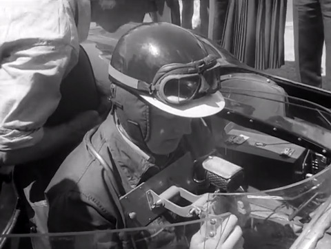 Mike Hawthorne mit Mikrophon im Jaguar D-Type auf dem Rundkurs von Le Mans im Jahr 1956 (© Duke)