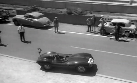 Jetzt geht's los - Mike Hawthorne im Jaguar D-Type auf dem Rundkurs von Le Mans im Jahr 1956 (© Duke)