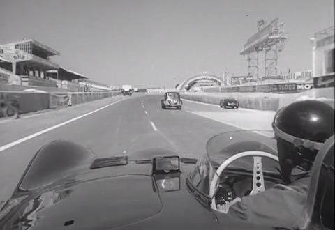 Mike Hawthorne im Jaguar D-Type auf dem Rundkurs von Le Mans im Jahr 1956 (© Duke)