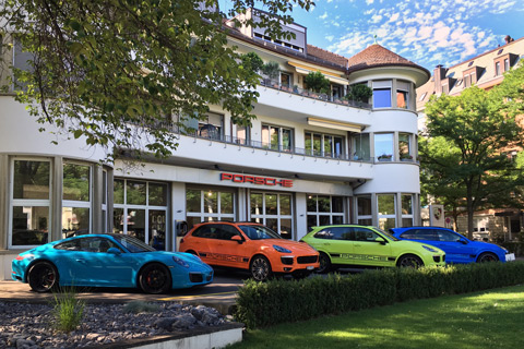 Farbenfrohe Porsche Cayenne und ein 911 im Jahr 2017
