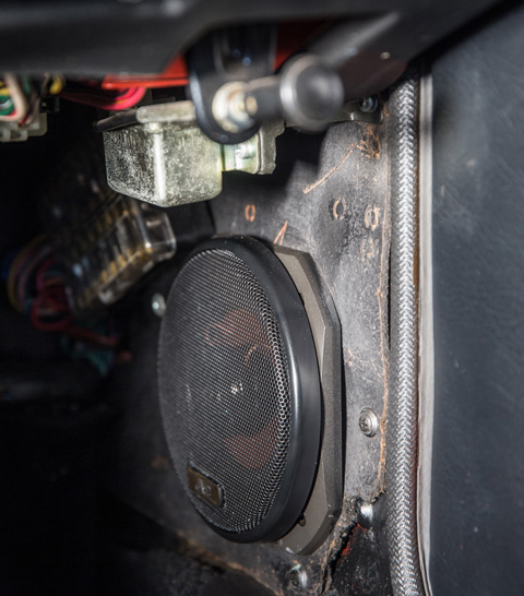 Lautsprecher vorne im Datsun 260 Z