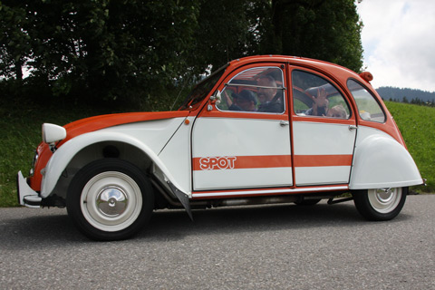 Citroën 2 CV - Oldtimerausfahrt mit krebskranken Kindern ( Markt Siegenthaler)