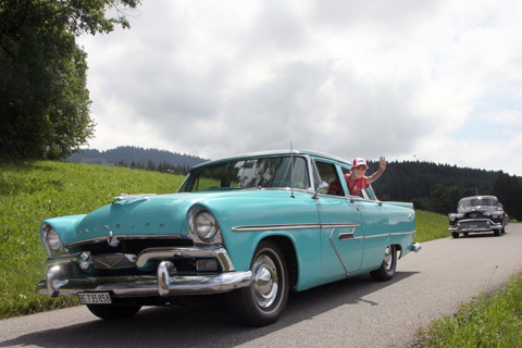 Artikelbild Leuchtende Kinderaugen - Oldtimerausfahrt mit kleinen Patienten