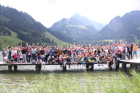 Gruppenbild - Oldtimerausfahrt mit krebskranken Kindern ( Markt Siegenthaler)