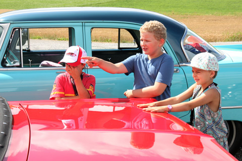 Leuchtende Kinderaugen - Oldtimerausfahrt mit krebskranken Kindern ( Markt Siegenthaler)