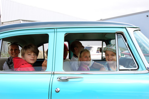 Los geht's - Oldtimerausfahrt mit krebskranken Kindern ( Markt Siegenthaler)
