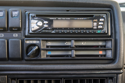 Autoradio im VW Golf GTI Mk II
