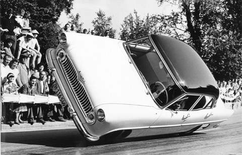 Simca auf zwei Rädern - Stunt im Jahr 1962