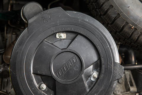 Sommer-Winter-Einstellung am Luftfilter des Fiat 128 3P (© Daniel Reinhard)