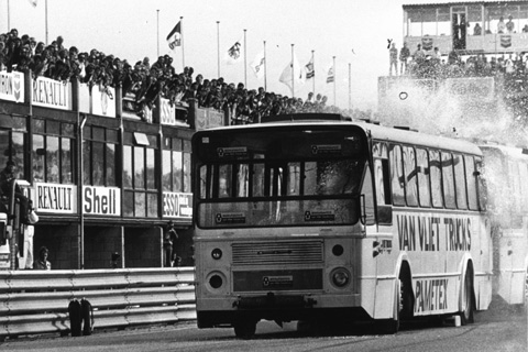 Mit dem Chevrolet Camaro durch zwei Busse fahren - zwischen den beiden Bussen