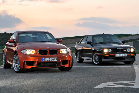 BMW 1 M Coupé von 2011 im Vergleich mit dem BMW M3 E30 der Acthzigerjahre (© BMW AG)