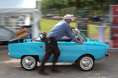 Der Kleinwagen Firsky muss geschoben werden an der Classic-Gala Schwetzingen