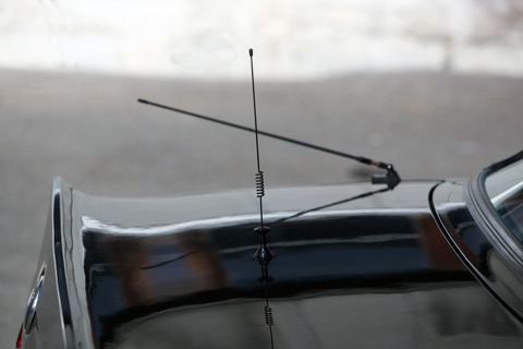 Antennen für Radio und Telefon auf dem Heck eines Achtzigerjahreautos