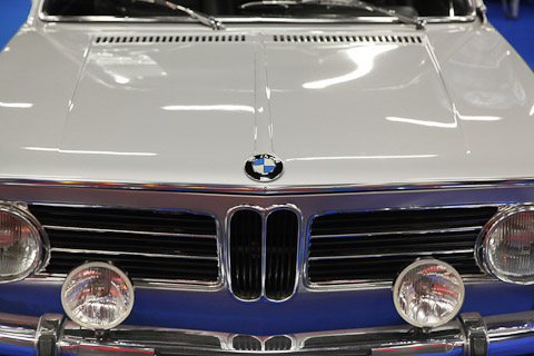 BMW 2002 mit zwei Zusatzscheinwerfern