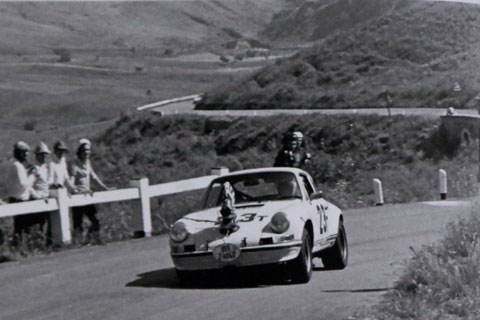 Der Porsche 911 ST 2.5 (1971) als Kamerawagen bei der Targa Florio von 1972 (aus dem Buch "Porsche 911 ST 2.5" von Delius Klasing)