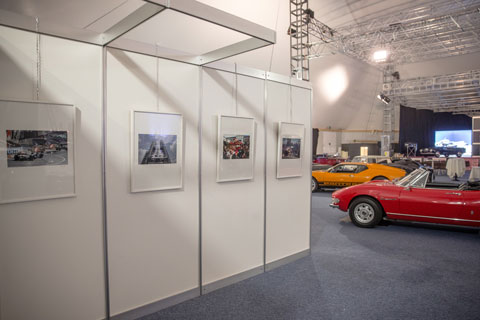 Bilderausstellung an der Oldtimer-Versteigerung in Gstaad (© Daniel Reinhard)