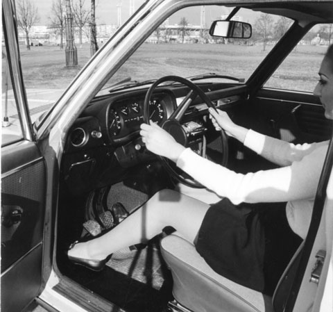 Richtig sitzen im Auto im Jahr 1969