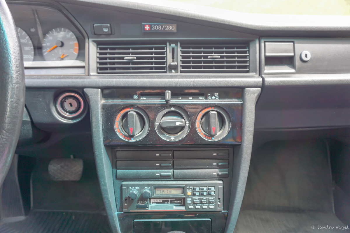 Bild 37 48 vom Fahrzeug-Verkaufsinserat Mercedes-Benz 190 E 1.8 Avantgarde rosso Nr. 208 280 1992 neuwertig - limitiertes Sondermodell Nr. 208 280 - garantierte Kilometer - aus 2. Hand - Service + MFK mit Veteraneneintrag