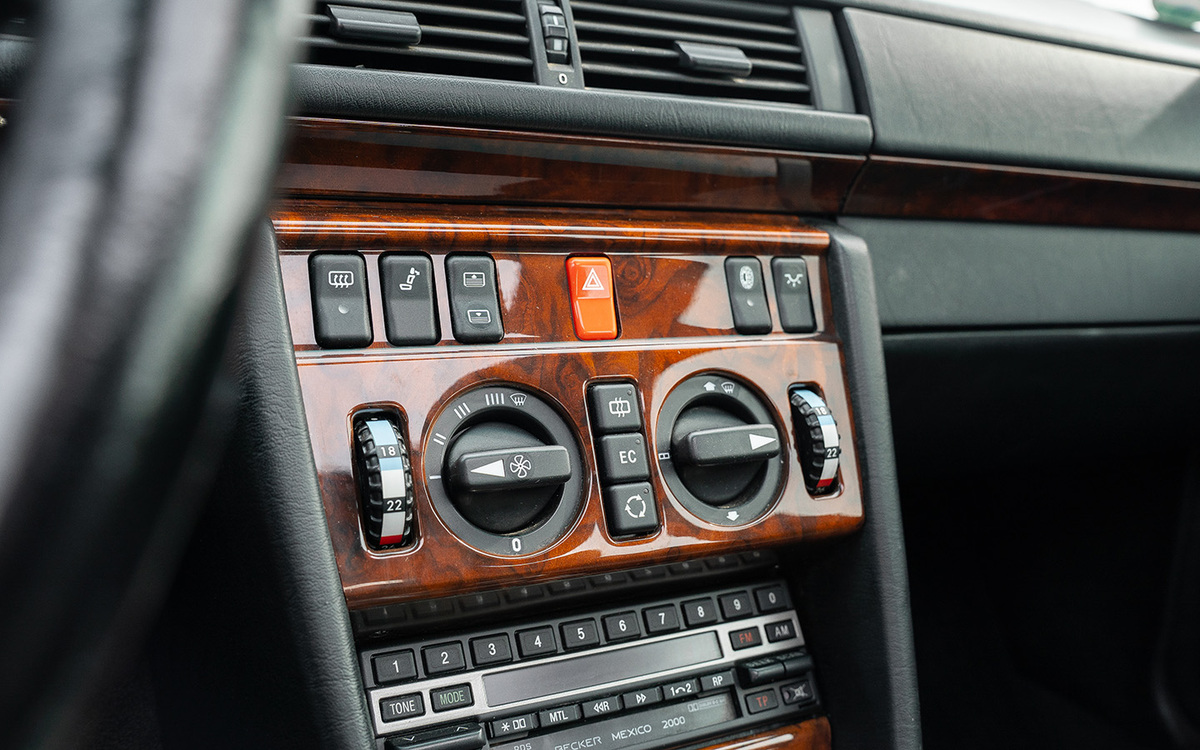 Bild 40 48 vom Fahrzeug-Verkaufsinserat Mercedes Benz 500 E W124 1992 500 E - Originalzsutand Mercedes Scheckheft