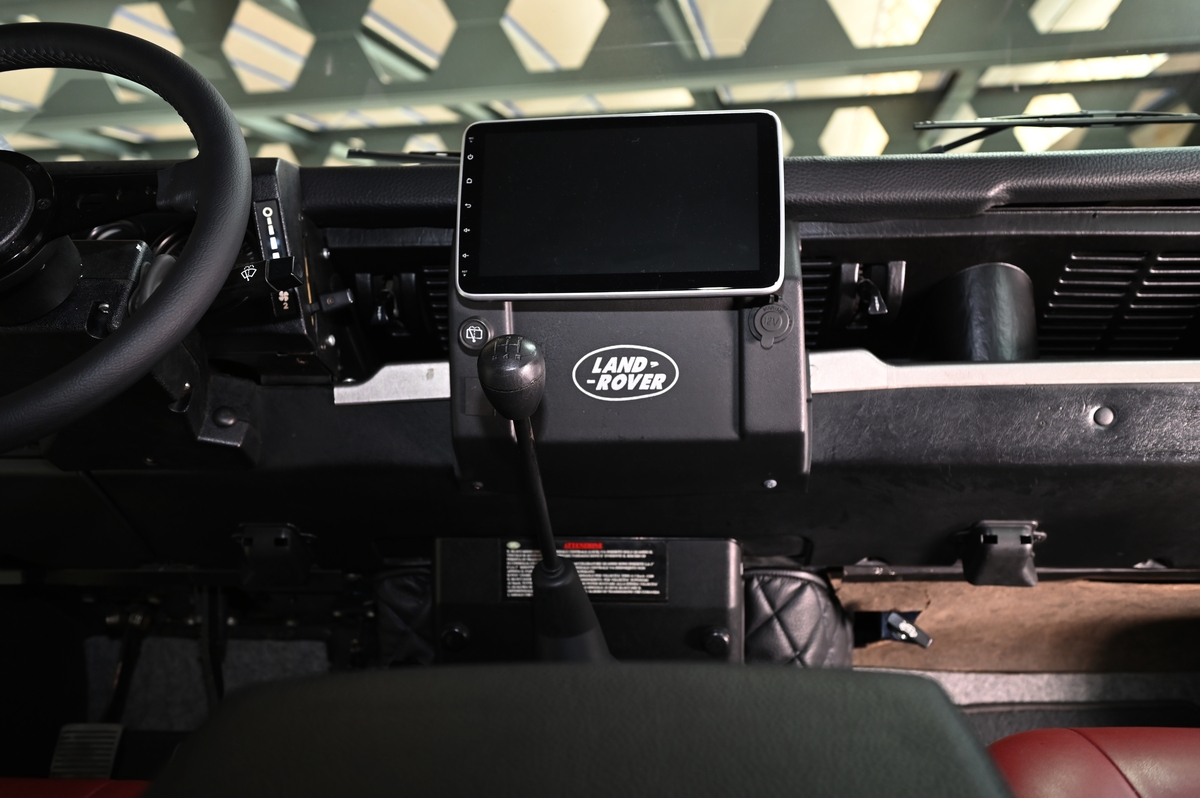 Bild 11 18 vom Fahrzeug-Verkaufsinserat Land Rover Defender LD90 1997 Allrad-Ikone mit Benzinmotor in restauriertem und veredeltem Zustand