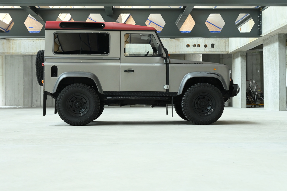 Bild 2 18 vom Fahrzeug-Verkaufsinserat Land Rover Defender LD90 1997 Allrad-Ikone mit Benzinmotor in restauriertem und veredeltem Zustand