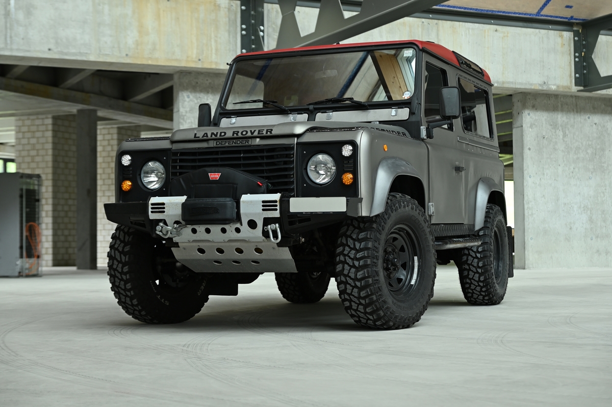 Bild 1 18 vom Fahrzeug-Verkaufsinserat Land Rover Defender LD90 1997 Allrad-Ikone mit Benzinmotor in restauriertem und veredeltem Zustand