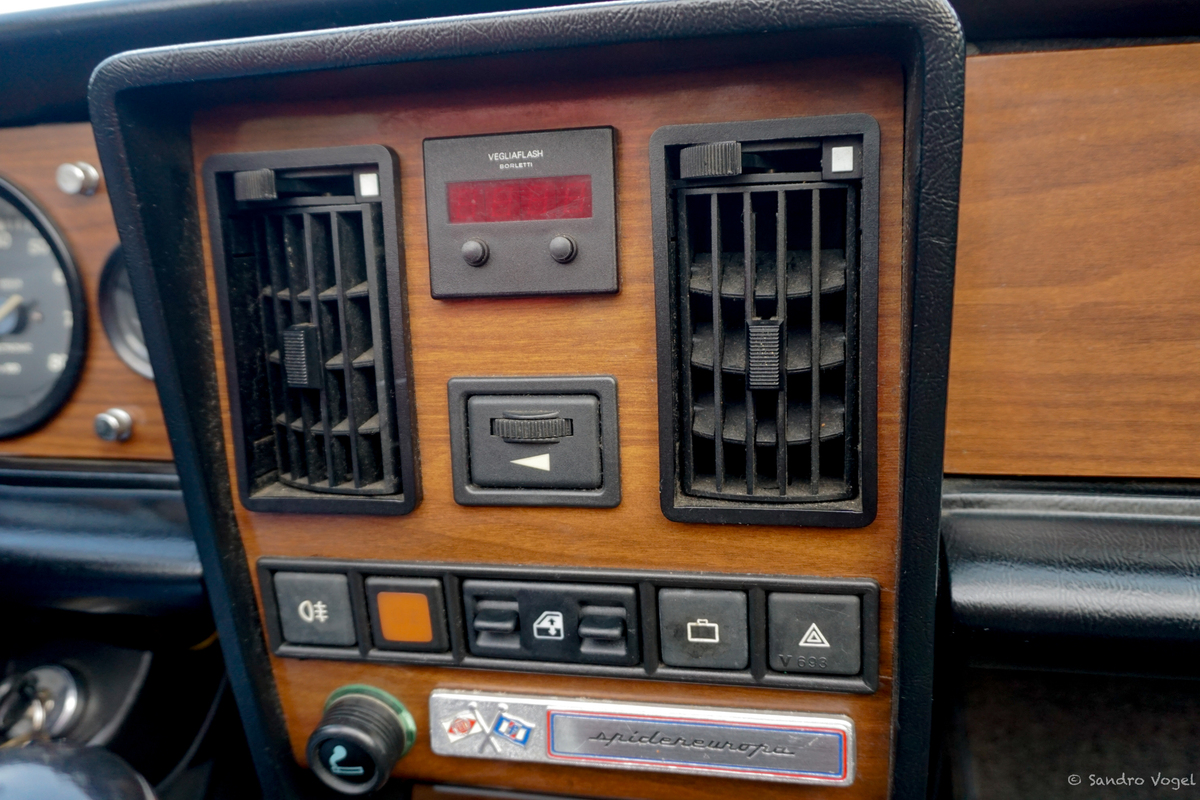 Bild 36 50 vom Fahrzeug-Verkaufsinserat Fiat Pininfarina Spider 124 DS Europa 2.0 i.e. 1983 garantiere Kilometer - sehr schoener Zustand - original und unverbastelt - ab MFK inkl. Veteraneneintrag + Service - aus 2. Hand - komplette Bordmappe