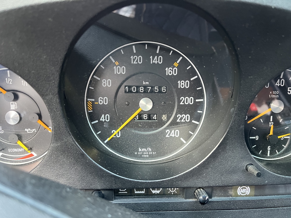 Bild 8 13 vom Fahrzeug-Verkaufsinserat Mercedes Benz 300 SL R107 1987