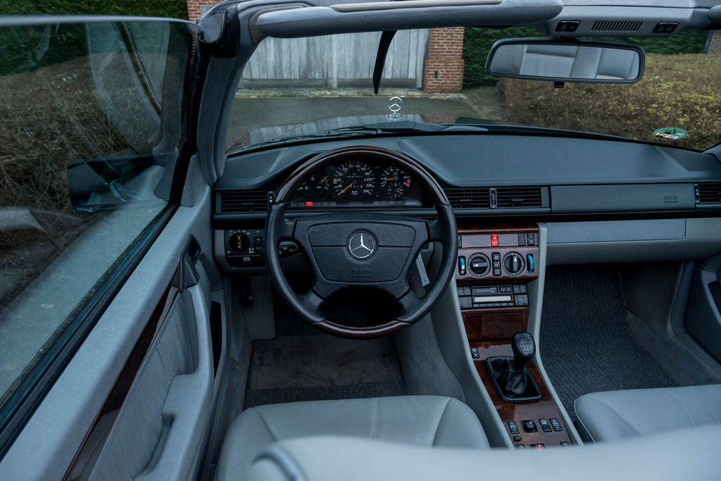 Bild 7 8 vom Fahrzeug-Verkaufsinserat Mercedes Benz E220 Cabriolet 1994